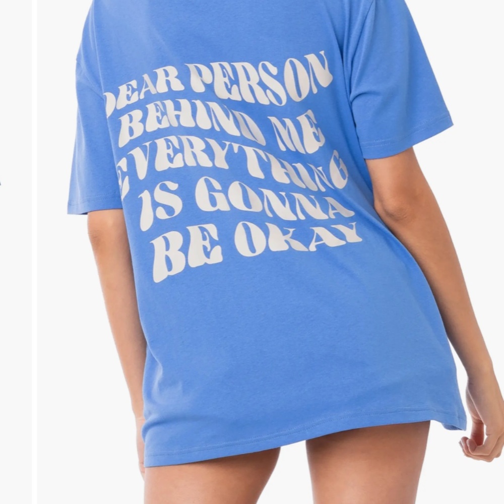 “Dear Person Behind Me Everything Is Gonna Be Okay” Graphic Tee – Oversized S